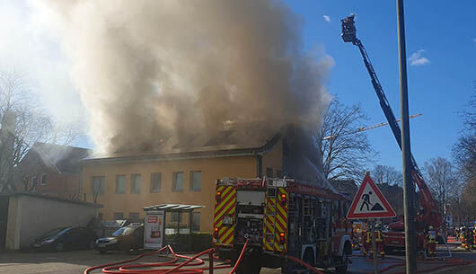 Großfeuer zerstört Mehrfamilienhaus in Neumünster