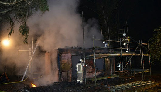 Feuer in einem kleinen Haus