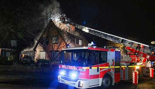 Großfeuer hielt Feuerwehr in Atem - Einfamilienhaus unbewohnbar