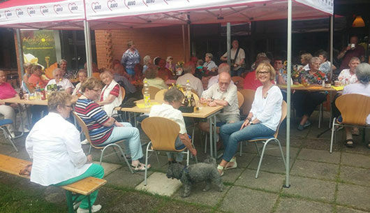 Munteres „Seniorengrillen“ in der Blau-Weißen Burg