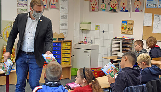 Ole-Christopher Plambeck liest in der Schule am Storchennest