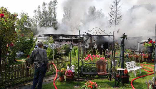 Großfeuer vernichtet Gartenlauben (Fotogalerie)