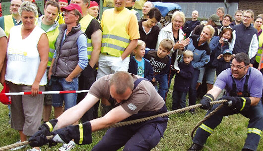 Tauziehen über die Au am 6. Juli