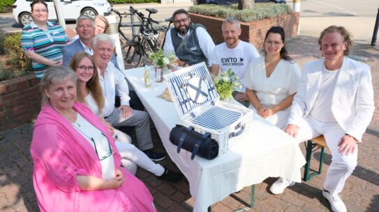 Picknicken auf der Ulzburger Straße beim Alternativen Autofreien Straßenfest