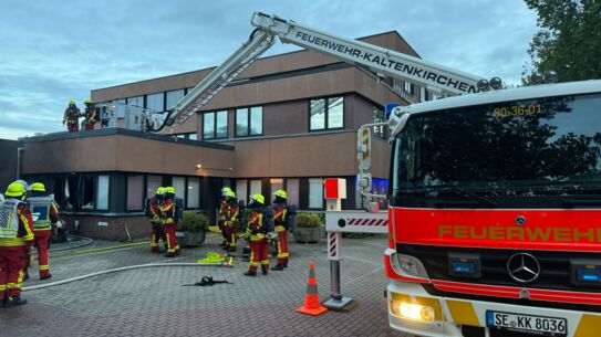 PKW Brand greift auf Gebäude in Kaltenkirchen über