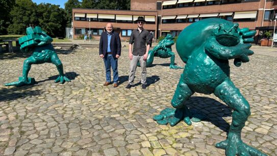 Kunstausstellung „Work-Life-Challenge“ mit den „Toad Walker“-Skulpturen auf dem Rathausplatz