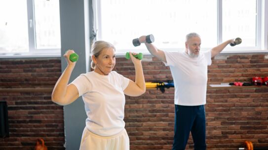 Fit auf dem Hocker mit Pilates, Yoga und Faszientraining für Senioren