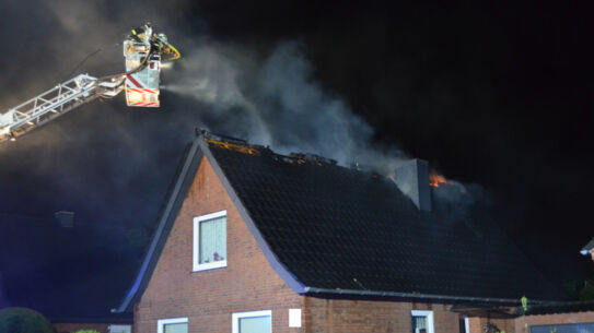 Feuerwehren bekämpfen mehrere Stunden einen Dachstuhlbrand in einem Einfamilienhaus