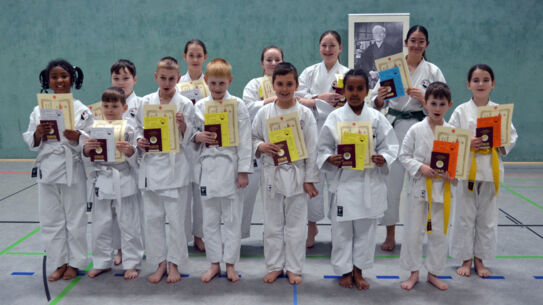 Keine Unglückszahl: 13 „Karate Kids“ mit neuen Graduierungen