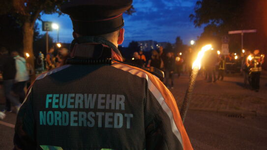 Laternenumzug der Freiwilligen Feuerwehr Garstedt und des Herold Center Norderstedt