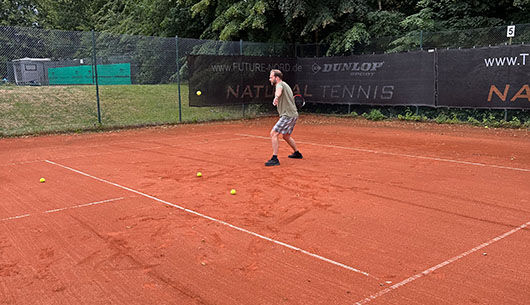 Bürgermeisterkandidat Stefan Bohlen besucht den Tennisclub An der Schirnau