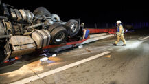 Schwertransport verunfallt auf der Autobahn bei Bad Bramstedt 