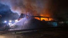 Großfeuer in landwirtschaftlicher Lagerhalle in Großenaspe