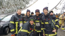 Borsteler Feuerwehrleute erklimmen Skisprungschanze in Oberhof