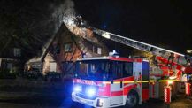 Großfeuer hielt Feuerwehr in Atem - Einfamilienhaus unbewohnbar