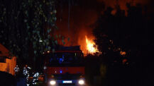 Feuerwehr verhindert ein Übergreifen der Flammen