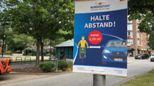 Plakataktion: „Abstand halten – auch beim Überholen“