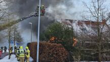 Feuer in Carport greift auf Dachstuhl über