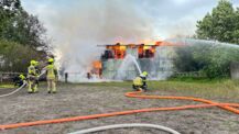 Strohbeladene Scheune brennt in Henstedt-Ulzburg komplett nieder