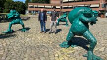 Kunstausstellung „Work-Life-Challenge“ mit den „Toad Walker“-Skulpturen auf dem Rathausplatz