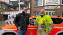 Feuerwehr Quickborn erhält von den Stadtwerken Systemtrenner für ihren Löschwassereinsatz.