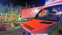 LKW Fahrer bei schwerem Unfall auf der A7 eingeklemmt