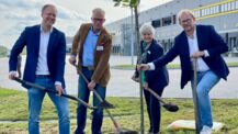 EDEKA Nord pflanzt Eiche am Eichhof und spendet 5.000 Bäume für den Klimaschutz